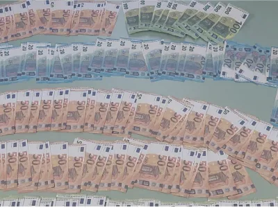 Zasegli so zajeten kupček ponaredkov.&nbsp;