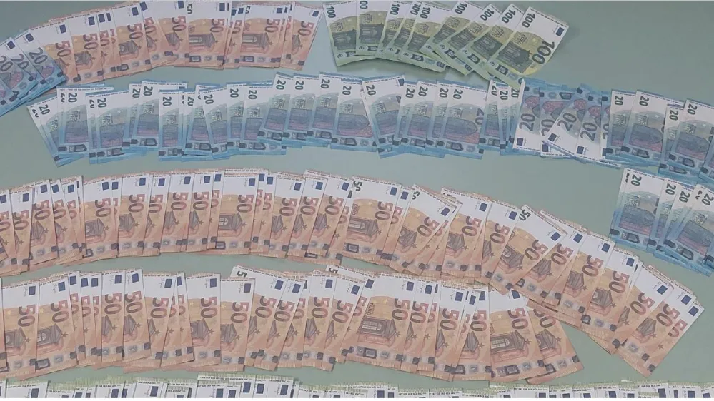 Zasegli so zajeten kupček ponaredkov.&nbsp;