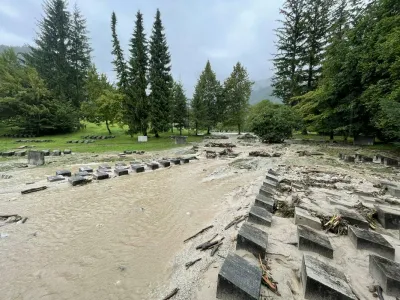 &Scaron;koda za kulturno dedi&scaron;čino pa je nastala tudi v parku gradu Begunje, in sicer na Ravnikarjevem spominskem obeležju Grobi&scaron;če Talcev.
