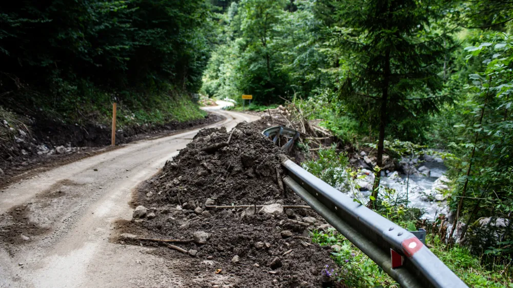 - uničena cesta med Solčavo in Lučami.Solčava - Savinjska dolina- Logarska dolina - odpravljanje posledic poplav &ndash; sanacija &scaron;kode -  - 08.08.2023 &ndash; najhuj&scaron;a naravna ujma v zgodovini Slovenije - prizadeti dve tretjini države - ujma - poplave &ndash; zemeljski plazovi &ndash; //FOTO: Bojan Velikonja