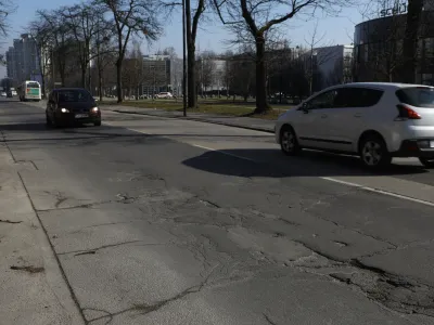 - po&scaron;kodovano vozi&scaron;če - 30.01.2020 &ndash; Linhartova cesta &ndash; ulica v Ljubljani - po&scaron;kodbe na asfaltu &ndash;  //FOTO: Luka Cjuha.