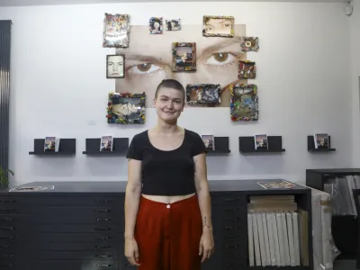 - 21.08.2023 - Ur&scaron;a RahneLjubezen je zme&scaron;njava, tako kot jazGalerija Fotografija //FOTO: Luka Cjuha