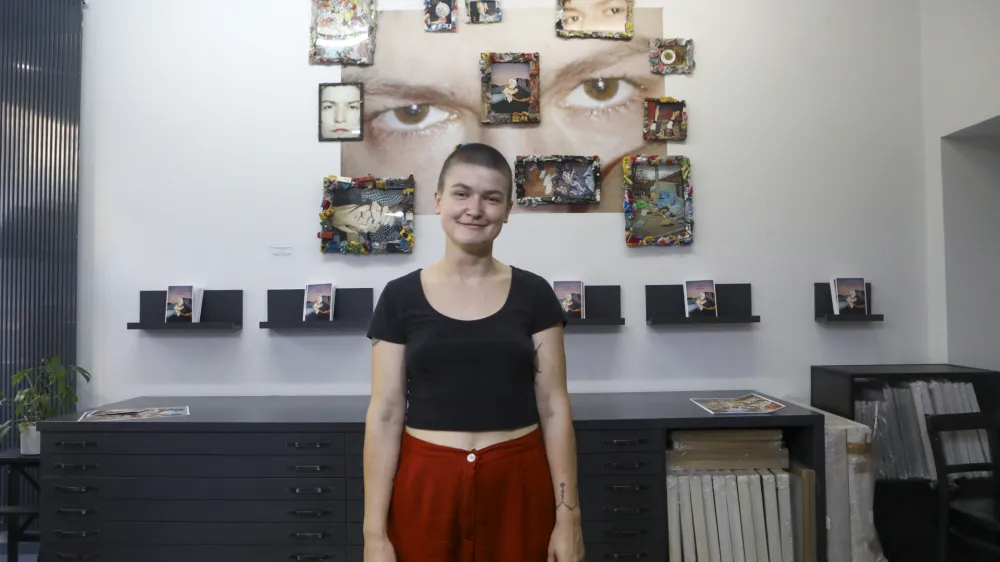 - 21.08.2023 - Ur&scaron;a RahneLjubezen je zme&scaron;njava, tako kot jazGalerija Fotografija //FOTO: Luka Cjuha