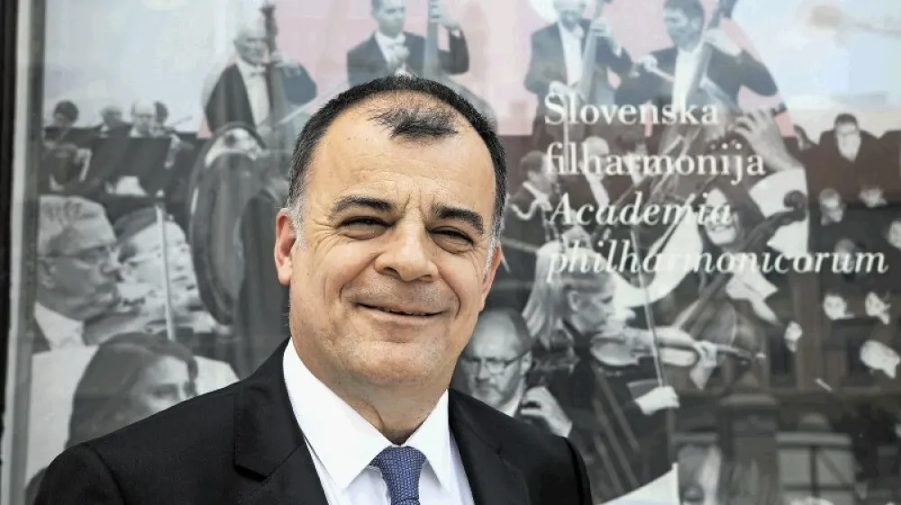 Direktor in umetni&scaron;ki vodja Slovenske filharmonije Matej &Scaron;arc: Slovenska filharmonija je zavezana k posredovanju najvi&scaron;je glasbene umetnosti. Ustvarja varno okolje zvočnega sveta, v katerem se med seboj dopolnjujejo ubranost, lepota, sočutje, vedrina in pogum. V tak&scaron;nem zvočnem svetu na srečo ni prostora za sebičnost, nasilje in trpljenje. Vendarle koncertov ne gre enačiti z begom pred resničnostjo. Glasbena umetnost ni samo raj, pač pa tudi ogledalo in moralni korektiv družbe, ki vedno znova zaide na stranpota. Tudi v tak&scaron;nih primerih nam umetnost stoji ob strani. Omogoči nam samoizpra&scaron;evanje in premislek ter nam pomaga sprejemati odločitve, ki vodijo do prevlade dobrega nad zlim. Za slednje je sicer potrebna vera v dobro, ki jo umetnostna glasba v nas krepi. F Luka Cjuha