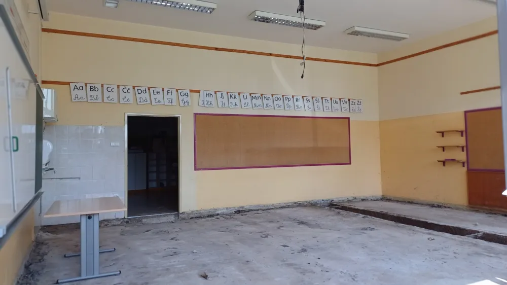 Sanacija v učilnicah oziroma su&scaron;enje prostorov &scaron;e vedno poteka.