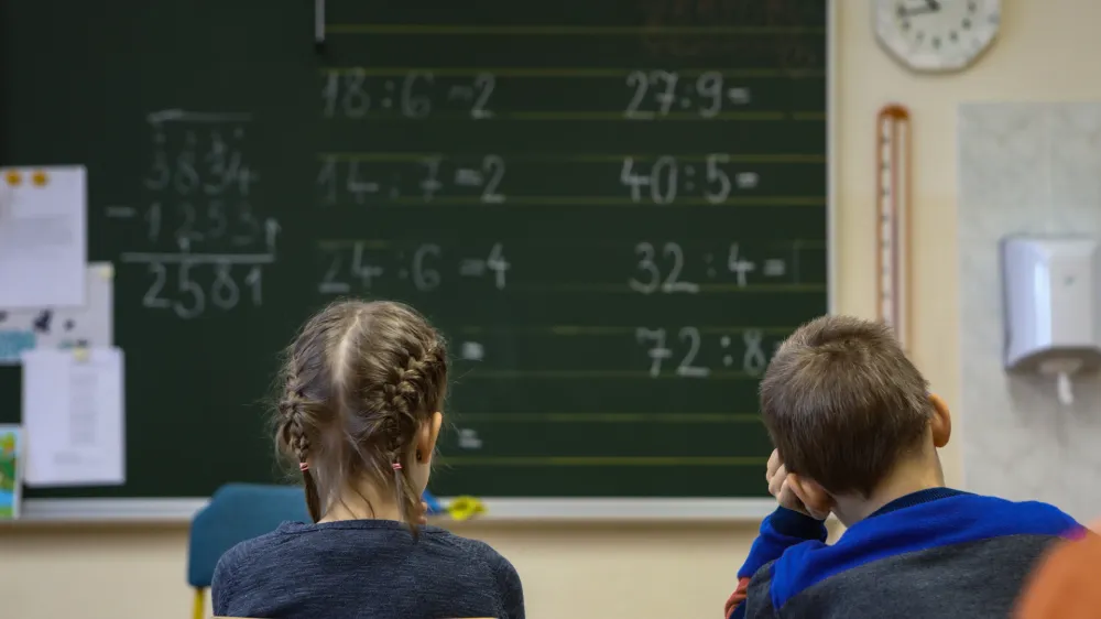 V petek se bodo učenci in dijaki vrnili v &scaron;olske klopi. Fotografija je simbolična. F Luka Cjuha Q