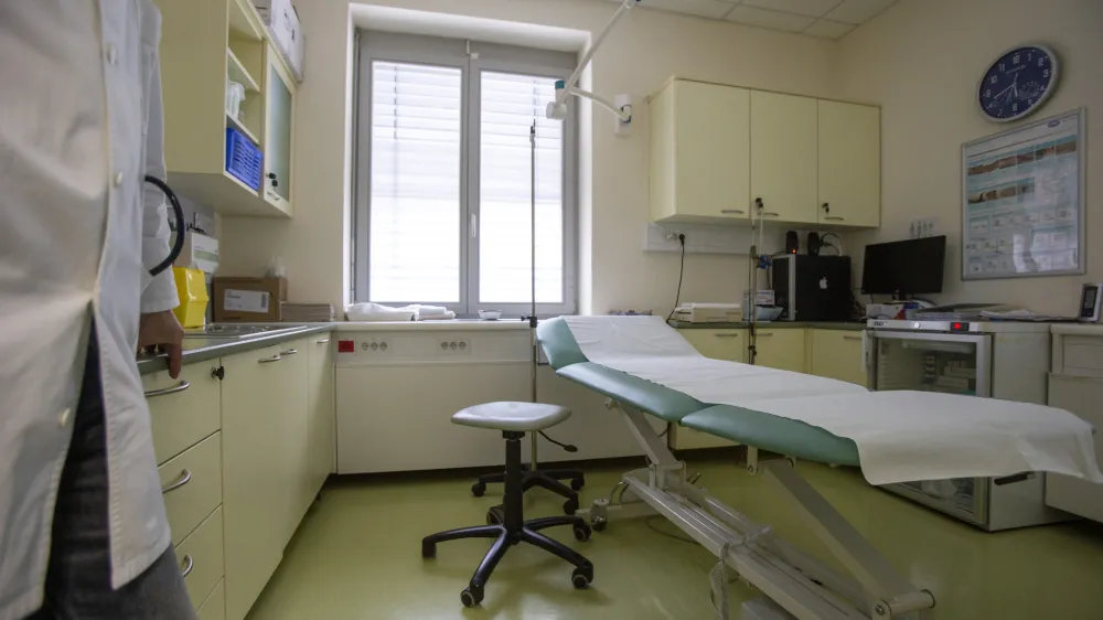 Poleg ambulant za neopredeljene paciente, ki so se začele odpirati januarja, so se letos v javnem zdravstvu pojavljale &scaron;e druge oblike nadomestne oskrbe. Fotografija je simbolična.&nbsp;