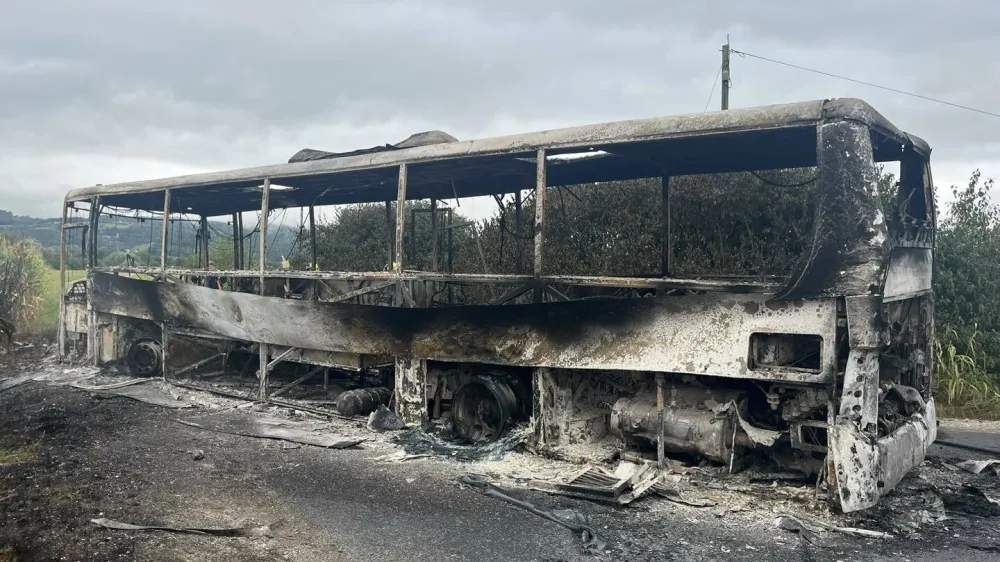 V noči na torek je v Rogozi v občini Hoče-Slivnica avtobus končal v plamenih.