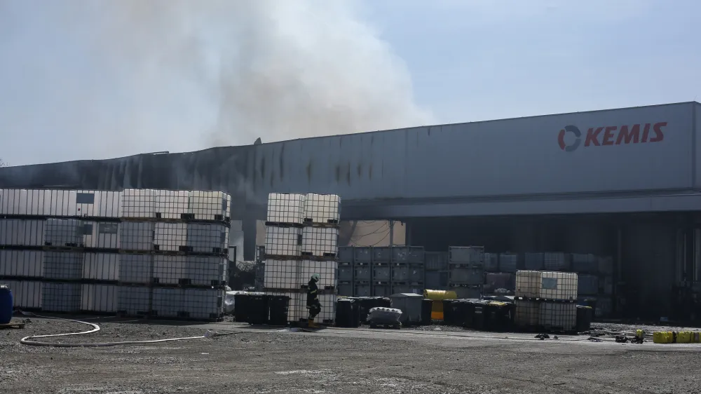 Eden od možnih novih lastnikov Kemisa naj bi bilo hrva&scaron;ko podjetje Kufner Grupa, katerega hčerinsko podjetje Kumal S se ukvarja z proizvodnjo izolacijskih izdelkov iz ekspandiranega polistirena za gradbeni&scaron;tvo, obče poznanega kot stiropor. Na fotografiji požar v Kemisu. Foto: Jaka Gasar&nbsp;
