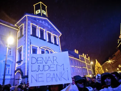 - ilustrativna fotografijabanka, denar, mestna hi&scaron;a v Ljubljani, transparent, zategovanje pasu, varčevalni ukrepi, finančna kriza, kapitalizem- Ljubljana 2012 - protest proti politični in županski eliti v Sloveniji 2012 - GOTOVI SO! - shod na Kongresnem trgu - pohod po ljubljani//FOTO: Tomaž Zajel&scaron;nik