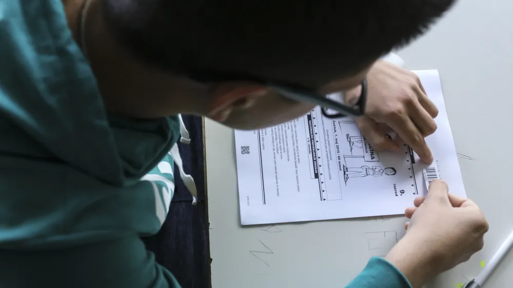 - Osnovna &scaron;ola Valentina Vodnika v Ljubljani - razred - učilnica - osnovno&scaron;olci - učenci - &scaron;olstvo    - 07.05.2015 - Nacionalno preverjanje znanja (NPZ) v osnovnih &scaron;olah - pisno preverjanje znanja iz maternega jezika za učence 6. in 9. razreda -    //FOTO: Jaka Gasar