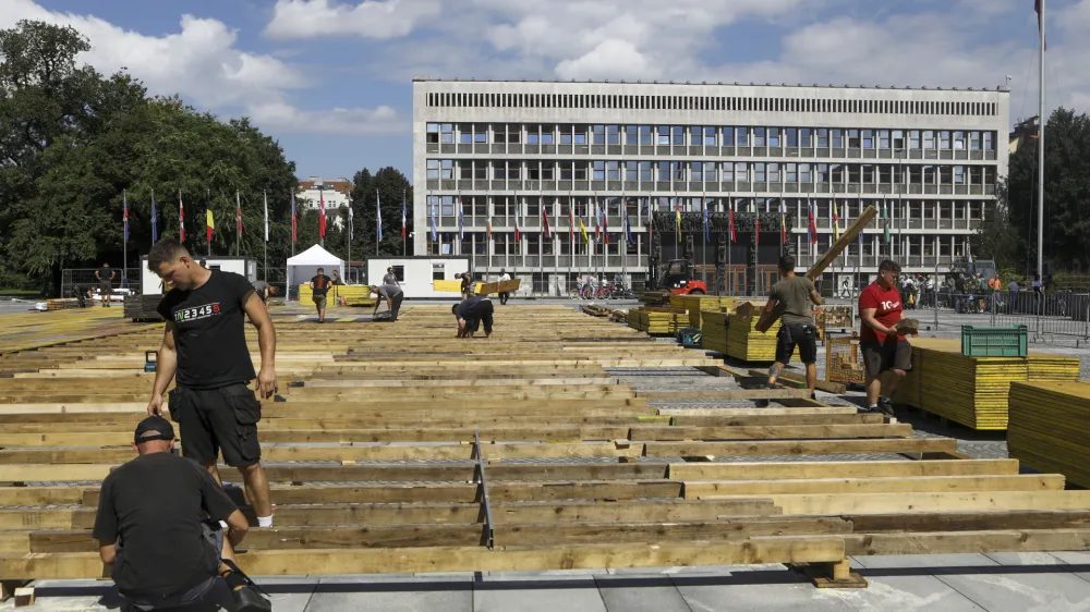 Včeraj so že začeli postavljati teni&scaron;ko igri&scaron;če na novi lokaciji.&nbsp;