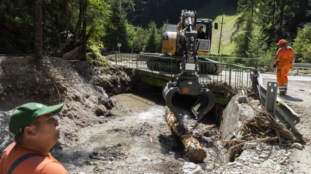 - 22.08.2023 &ndash; ogled hudourni&scaron;kega območja - posledice poplav v najbolj prizadetih krajih - najhuj&scaron;a naravna ujma v zgodovini Slovenije - prizadeti dve tretjini države &ndash; hudourniki &ndash; plazovi //FOTO: Nik Erik Neubauer