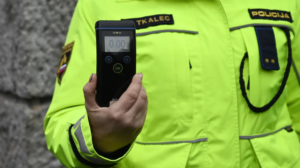 - preizkus alkoholiziranosti - alkotest, alkohol v prometu, policija - 06.12.2022 - policisti Postaje prometne policije Ljubljana vr&scaron;ili postopke preizkusov alkoholiziranosti voznikov v prometu na Kotnikovi ulici pred poslopjem Agencije za varnost prometa - //FOTO: Nik Erik Neubauer