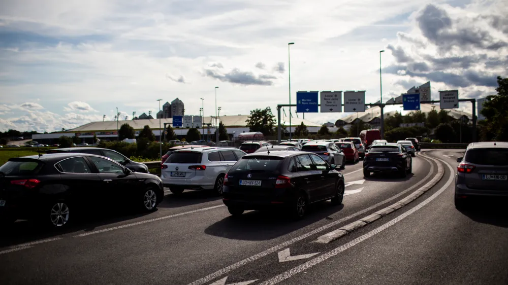 - 08.08.2023 &ndash; Kolona vozil v kroži&scaron;ču Tomačevo pred tekmami v Stožicah. //FOTO: Bojan Velikonja