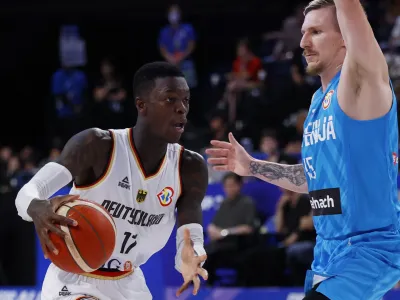 Dennis Schr&ouml;der (levo) je bil s 24 točkami in desetimi asistencami glavni krvnik slovenske reprezentance na drugi tekmi drugega dela svetovnega prvenstva.