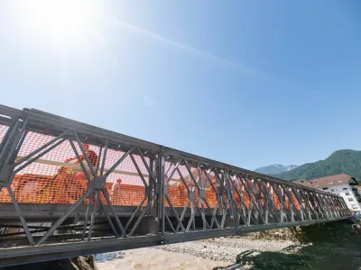 Prvi montažni mostovi že nadome&scaron;čajo tiste, ki jih je odnesla voda. Na fotografiji: montažni most čez Mežo v Mežici