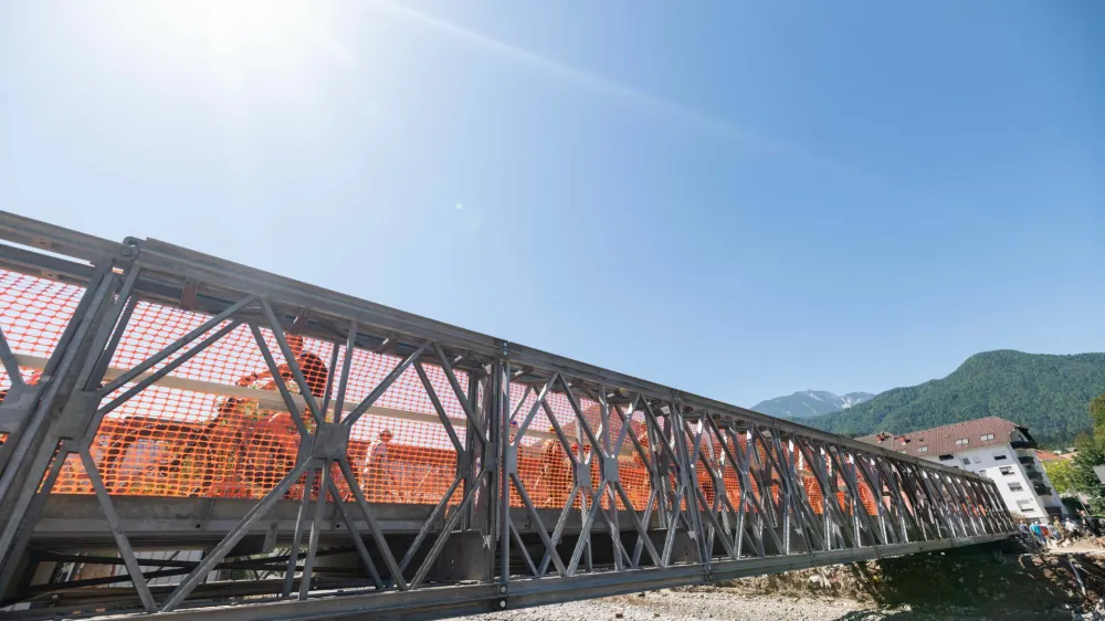 Prvi montažni mostovi že nadome&scaron;čajo tiste, ki jih je odnesla voda. Na fotografiji: montažni most čez Mežo v Mežici
