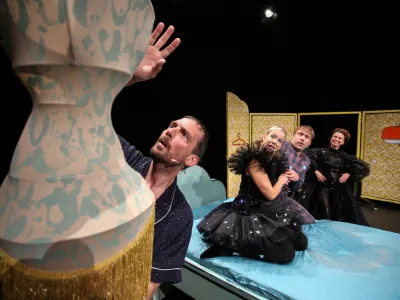 Sanje so čisto svoja resničnost s svojimi zakonitostmi, kar je navdihnilo Neboj&scaron;o Pop-Tasića, da je napisal muzikal Polna luna, ki pred gledalce razgrinja nenavaden svet sanj.