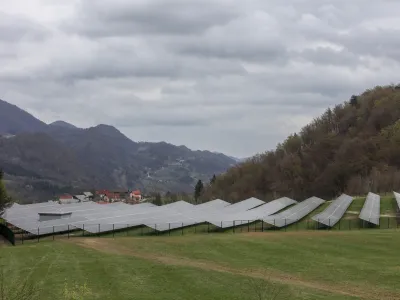 Ena izmed največjih sončnih elektrarn v Sloveniji, Prapretno pri Hrastniku, je v prvem letu svojega delovanja proizvedla za 5,7 odstotka električne energije več od načrtovane, kar zado&scaron;ča za letno oskrbo približno 900 slovenskih gospodinjstev.