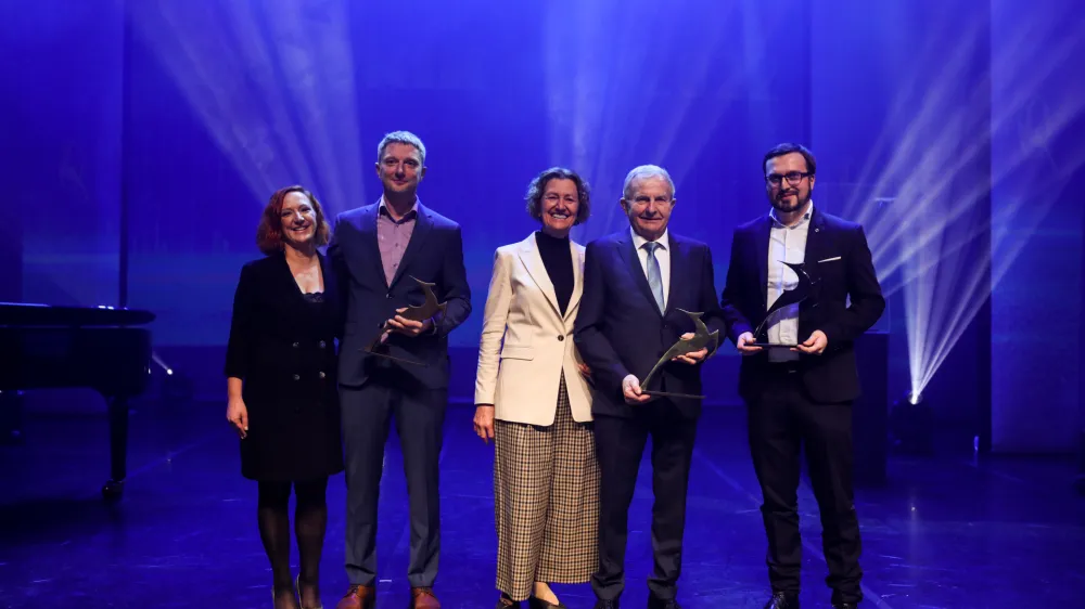 dobitnik bronaste gazele 2022 - Ana in Marko Čulig, direktor podjetja STATUS (dolenjska gazela 2022)<br>dobitnik zlate gazele 2022 - Marta in Franc Pi&scaron;ek, direktor podjetja Pi&scaron;ek-Vitli Krpan (savinjsko-zasavska gazela 2022)<br>dobitnik srebrne gazele 2022 - Rok Kralj, direktor prodaje v podjetju ETREL (gazela osrednje Slovenije 2022)<br><br>- 26.10.2022 - 22. Slovenska GAZELA 2022 &ndash; regijski izbor najbolj&scaron;ih najhitreje rastočih podjetij v organizaciji časnika Dnevnik &ndash; sklepna prireditev in podelitev priznanj zlate, srebrne in bronaste gazele 2022 v Cankarjevem domu<br> <br>//FOTO: Bojan Velikonja