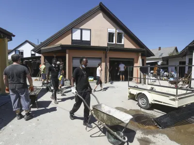 Ljubljana Sneberje- odpravljanje posledic poplav &ndash; sanacija &scaron;kode -- 14.08.2023 - Dan solidarnosti in dela prost dan - najhuj&scaron;a naravna ujma v zgodovini Slovenije - prizadeti dve tretjini države - ujma - poplave &ndash; zemeljski plazovi &ndash; neurja &ndash; prostovoljci - //FOTO: Luka Cjuha