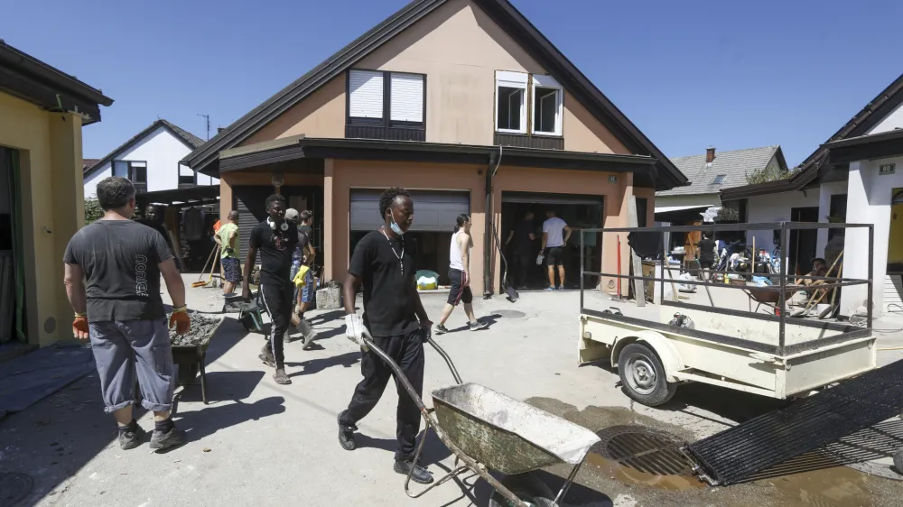 Ljubljana Sneberje- odpravljanje posledic poplav &ndash; sanacija &scaron;kode -- 14.08.2023 - Dan solidarnosti in dela prost dan - najhuj&scaron;a naravna ujma v zgodovini Slovenije - prizadeti dve tretjini države - ujma - poplave &ndash; zemeljski plazovi &ndash; neurja &ndash; prostovoljci - //FOTO: Luka Cjuha