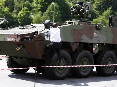 - Tovarna Gorenje INDOP &Scaron;o&scaron;tanj, del proizvodnje - oklepno kolesno vozilo 8 x 8 Patria za potrebe Slovenske vojske (SV)- leto in pol od začetka proizvodnje slovenskih osemkolesnikov poročali o rezultatihna področjih prenosa tehnologije, razvoja in proizvodnje oklepnih vozil  /FOTO: Bojan VelikonjaOPOMBA: ZA OBJAVO V ČASOPISU DNEVNIK