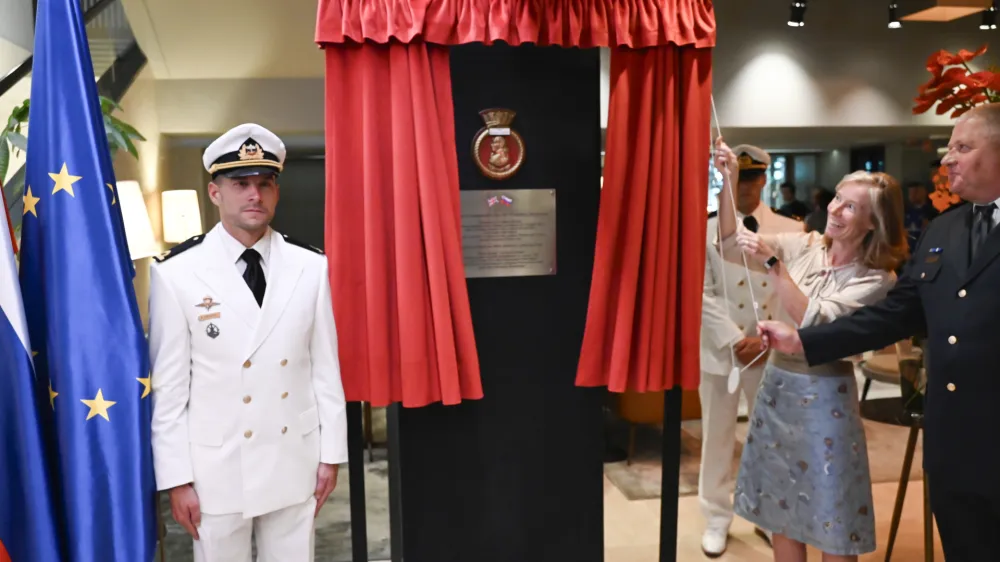 V sodelovanju med britanskim veleposlani&scaron;tvom, Dru&scaron;tvom Nelson in hotelom Slon so v hotelski avli v četrtek odkrili spominsko plo&scaron;čo, posvečeno admiralu lordu Horatiu Nelsonu.