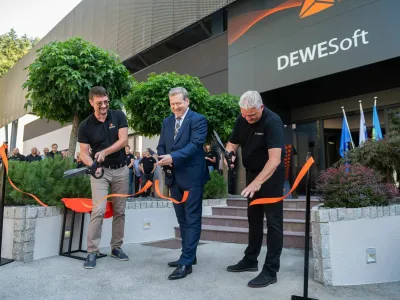 Minister za visoko &scaron;olstvo, znanost in inovacije dr. Igor Papič je ob odprtju novih prostorov slavnostno prerezal trak s soustanoviteljema podjetja dr. Juretom Knezom (levo) in Andrejem Orožnom (desno). F Dewesoft