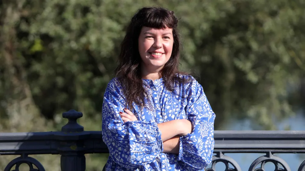 Ajda Bračič je za zbirko kratkih zgodb Leteči ljudje, sicer njen prvenec, že prejela nagrado kriti&scaron;ko sito, pred dnevi pa je na festivalu Novo mesto short dobila &scaron;e nagrado Maru&scaron;e Krese za najbolj&scaron;o kratkoprozno zbirko preteklega leta. F Tomaž Skale