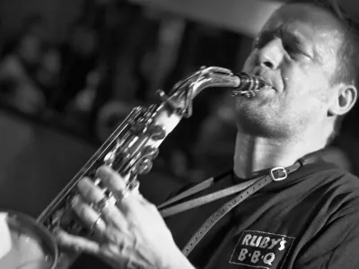 Saksofonist Mats Gustafsson ponovno prihaja v goste na Brda Contemporary Music Festival, kjer bo vodil mojstrsko delavnico in tudi koncertiral.&nbsp;