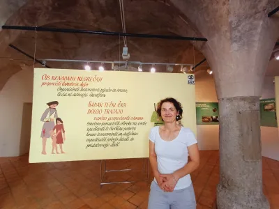 Dr. Monika Rogelj iz Gorenjskega muzeja pred enim od razstavljenih panojev iz 70. let s &scaron;e vedno aktualno vsebino. Ilustracije zanje je izdelala akademska slikarka Melita Vovk.