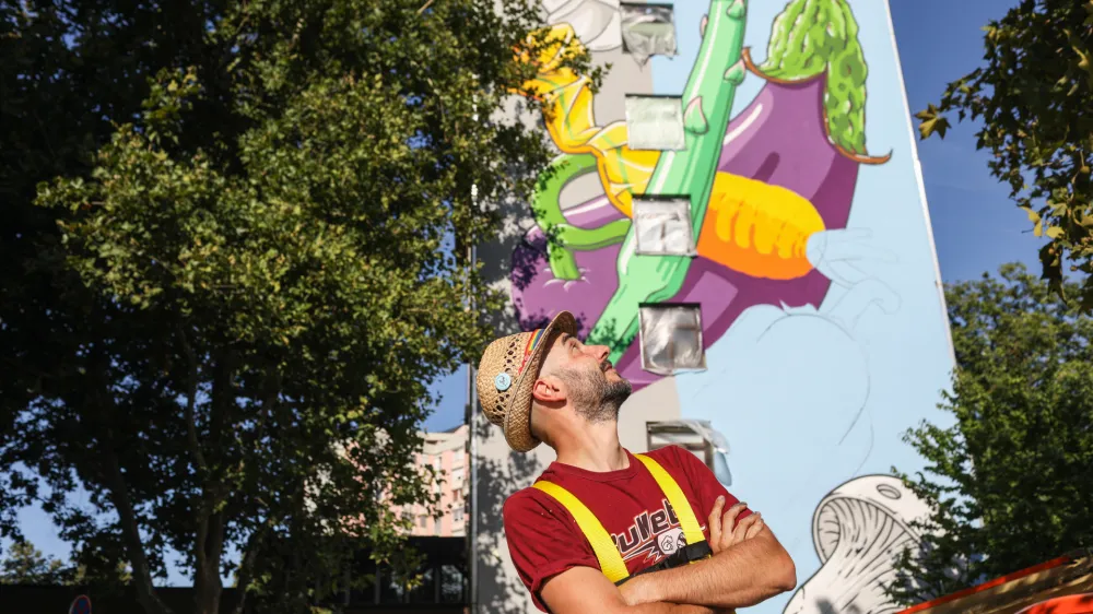 - italijanski umetnik Cibo10.09.2023. - Italijanski umetnik Cibo ustvarja mural na stavbi zraven kina &Scaron;i&scaron;ka ob brezplačnih delavnicah ulične umetnosti YAFE mladinska umetnost za zemljo.//FOTO: Bojan Velikonja