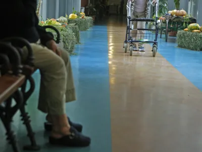 simbolična fotografija - starej&scaron;i občani - starostniki - - Dom starej&scaron;ih občanov DSO Fužine v Ljubljani 2013, Nove Fužine 40 - //FOTO: Bojan Velikonja