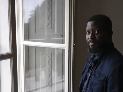 - 30.08.2023 - Ibrahim Mahama, vizualni umetnik iz Gane, leto&scaron;nji umetni&scaron;ki vodja 35. grafičnega bienala Ljubljana //FOTO: Jaka Gasar