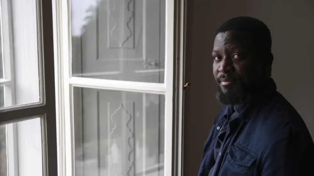 - 30.08.2023 - Ibrahim Mahama, vizualni umetnik iz Gane, leto&scaron;nji umetni&scaron;ki vodja 35. grafičnega bienala Ljubljana //FOTO: Jaka Gasar