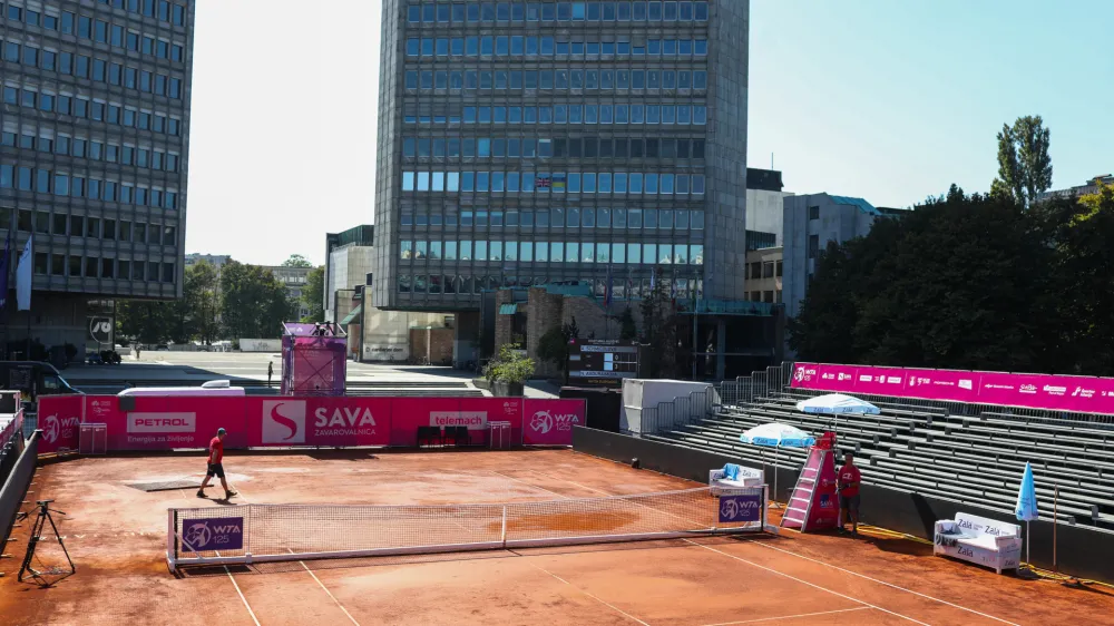 - Prazno igri&scaron;če na Trgu Republike kjer so odpovedali tekme do nadaljnega zaradi neustreznosti terena.- 11.09.2023. - WTA125 Zavarovalnica Sava Ljubljana 2023, teni&scaron;ki turnir v Ljubljani.//Foto: Bojan Velikonja