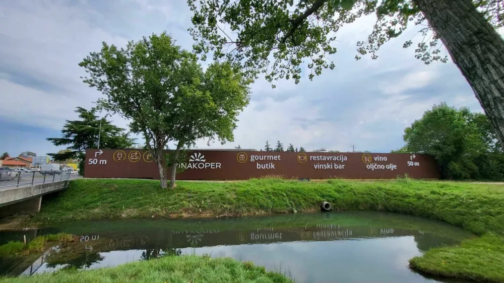 Reka Bada&scaron;evica v Kopru ob podjetju Vinakoper