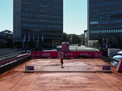 - Prazno igri&scaron;če na Trgu Republike kjer so odpovedali tekme do nadaljnega zaradi neustreznosti terena.- 11.09.2023. - WTA125 Zavarovalnica Sava Ljubljana 2023, teni&scaron;ki turnir v Ljubljani.//Foto: Bojan Velikonja