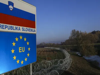 - 12.11.2015 - Rigonce v Občine Brežice ob reki Sotli - slovenska vojska na meji s Hrva&scaron;ko postavlja prve tehnične ovire oziroma žičnato ograjo, ki bo usmerjala prebežnike proti nadzornim vstopnim točkam - začasna usmerjevalna in varovana žičnata ograja - schengensko območje   - Begunci 2015 - migracije po zahodni balkanski poti - migracijska pot beguncev iz Sirije, Afganistana in Iraka čez Balkan proti zahodni Evropi - evropska begunska kriza - migranti   //FOTO: Jaka Gasar