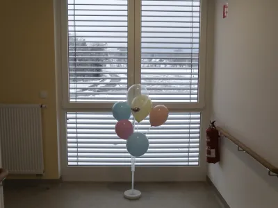 - simbolična fotografija &ndash; starej&scaron;i občani &ndash; starostniki - upokojenci - baloni<br><br>- 20.01.2023 - SeneCura - Dom starej&scaron;ih občanov Komenda, Juhantova pot 9,<br> <br>//FOTO: Jaka Gasar