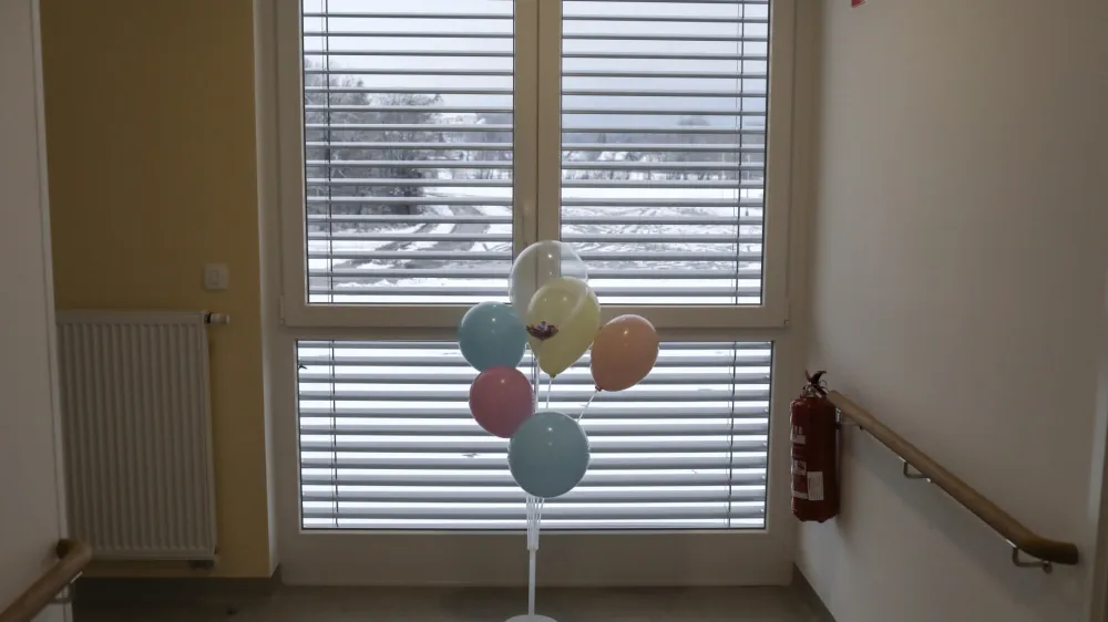 - simbolična fotografija &ndash; starej&scaron;i občani &ndash; starostniki - upokojenci - baloni<br><br>- 20.01.2023 - SeneCura - Dom starej&scaron;ih občanov Komenda, Juhantova pot 9,<br> <br>//FOTO: Jaka Gasar