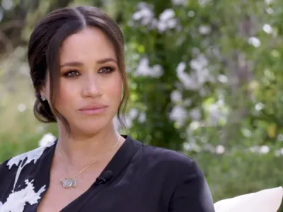 Meghan Makle posodila Armanijevo obleko<br>Armanieva svilena črno-bela obleka, ki jo je nosila Meghan Markle, vojvodinja Susse&scaron;ka med lanskim intervjujem z Oprah Winfrey, bo na ogled na razstavi Zgodovina mode v 100 predmetih v modnem muzeju Bath kot zadnji predmet zbirke. Kustosa razstave Ibrahim Kamara in Gareth Wrighton, urednika mode in fotografij britanskega dvomesečnika Dazed in najpomembnej&scaron;ega sodobnega predmeta v zbirki, pričata o pomenu naziva &raquo;Obleka leta&laquo;. Laskav naslov je verjetno tudi razlog, da jima je vojvodinja privolila v posojanje obleko, v kateri sta 21. marca 2021 z možem princem Harryjem tudi dala intervju Oprah in v katerem sta navajala razloge, zakaj sta zapustila kraljeve dolžnosti in Veliko Britanijo. Razstava prikazuje 1500 oblačil in modnih dodatkov od začetka 16. stoletja do danes, in opredeljujejo zgodovinska obdobja in so se veliko pozneje zna&scaron;li na naslovnicah.. <br>