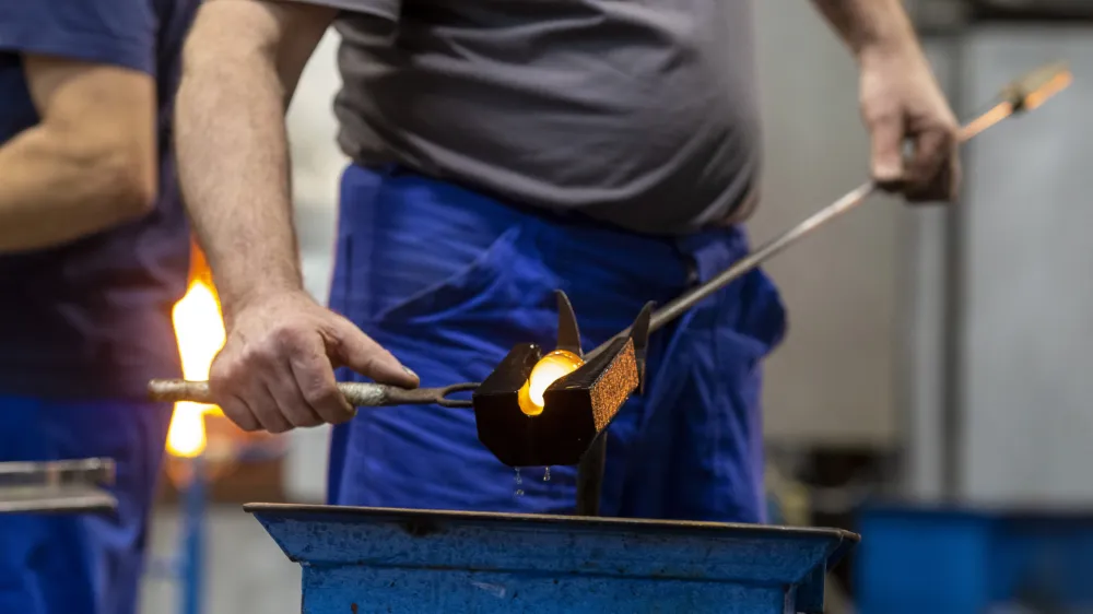 - steklopihalec -22.11.2018 - Podjetje Steklarna Roga&scaron;ka, proizvodnja steklenih izdelkov iz kristala in kristalina, Ulica Talcev 1 - Roga&scaron;ka SlatinaFOTO: Matjaž Ru&scaron;t