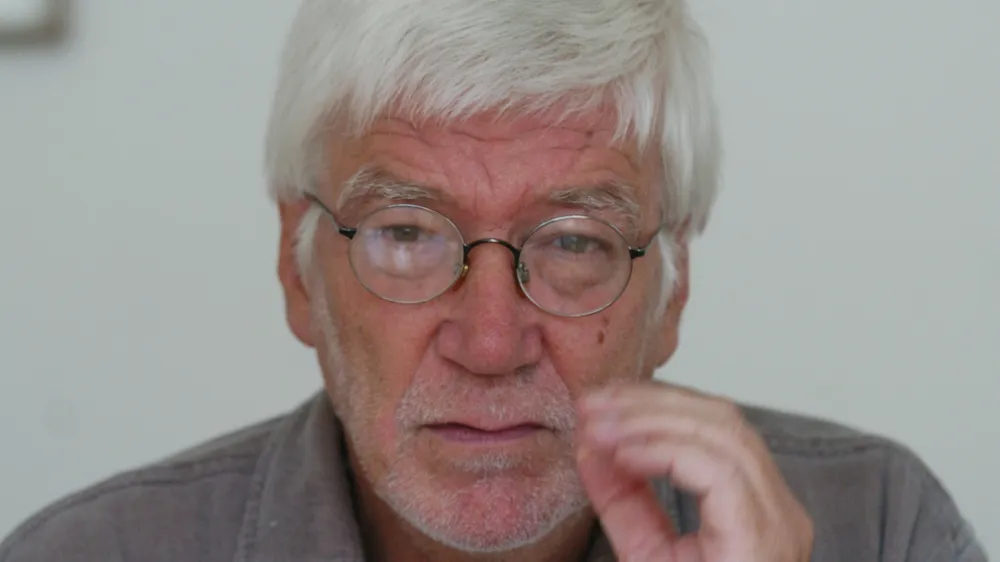 Janko Lorenci (1943), po izobrazbi pravnik, je pisatelj, publicist in novinar, komentator- bil urednik Teleksa in dolgoletni urednik Sobotne priloge Dela. - avtor dveh knjig intervjujev (z Jožetom Pučnikom in Dimitrijem Ruplom), - leposlovni knjižni prvenec, zbirko zgodb Savna in druge zgodbe, pa je objavil leta 2003. - Potovanje k Leonardi je Lorencijev romaneskni prvenec, //FOTO: Bojan Velikonja  OPOMBA: ZA OBJAVO V ČASOPISU DNEVNIK