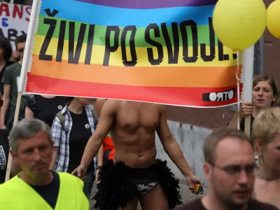 - Parada ponosa 2011 s sloganom &Scaron;e vedno čakamo ! - javna manifestacija lezbijk, gejev, biseksualcev in transseksualcev  //FOTO: Luka Cjuha
