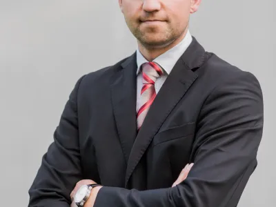 Jernej Ore&scaron;ek
odvetnik iz Odvetni&scaron;ke pisarne Razdrih

Ministrstvo po skoraj letu in pol od pravnomočnosti sodbe ni naredilo ničesar. Imenovalo ni niti svojega predstavnika v delovno skupino za spremembo pravilnika. S tem kaže brezbrižen odnos do slovenskih &scaron;portnikov.