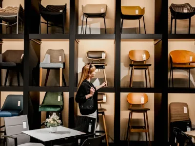 Podjetje &Scaron;kerjanc ima dolgoletno tradicijo izdelave stolov iz različnih materialov. F &Scaron;kerjanc