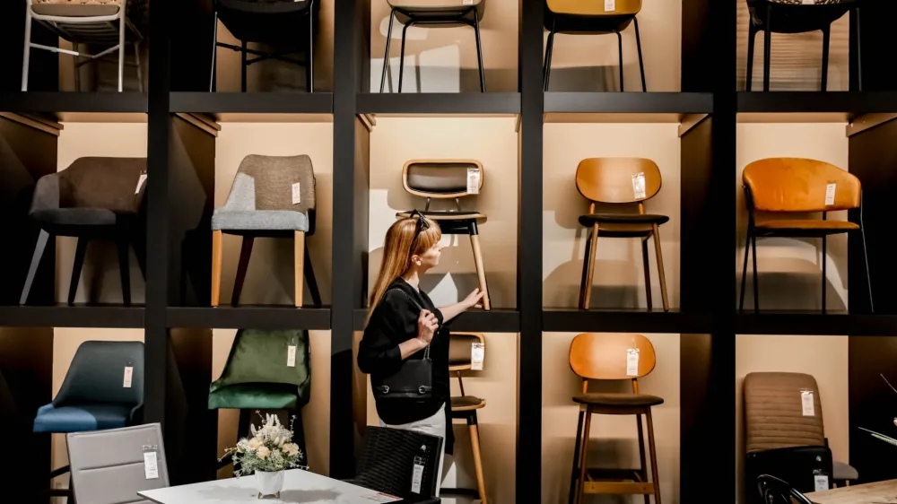 Podjetje &Scaron;kerjanc ima dolgoletno tradicijo izdelave stolov iz različnih materialov. F &Scaron;kerjanc